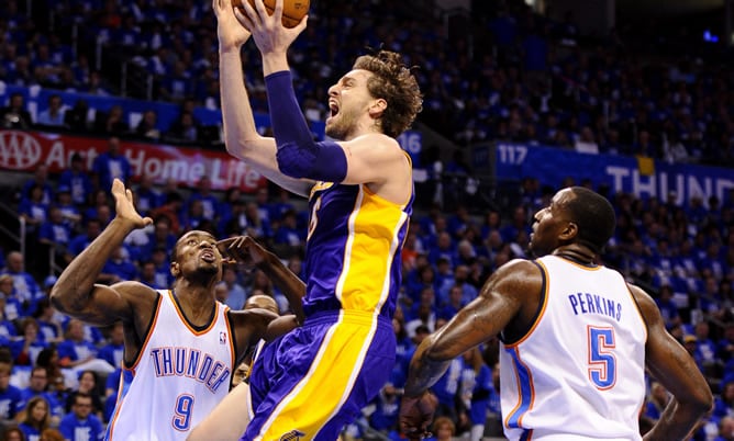 El jugador de Lakers Pau Gasol se dirige a la cesta ante la marca de Serge Ibaka y Kendrick Perkins