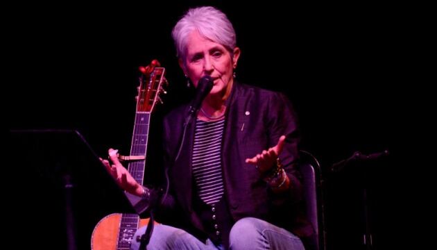 Joan Baez durante un concierto a favor de los refugiados