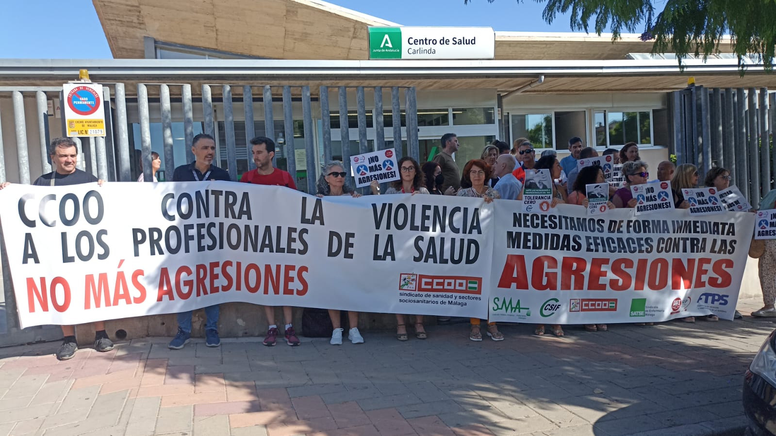 Concentración realizada en el centro de Salud de Carlinda tras la agresión a un profesional