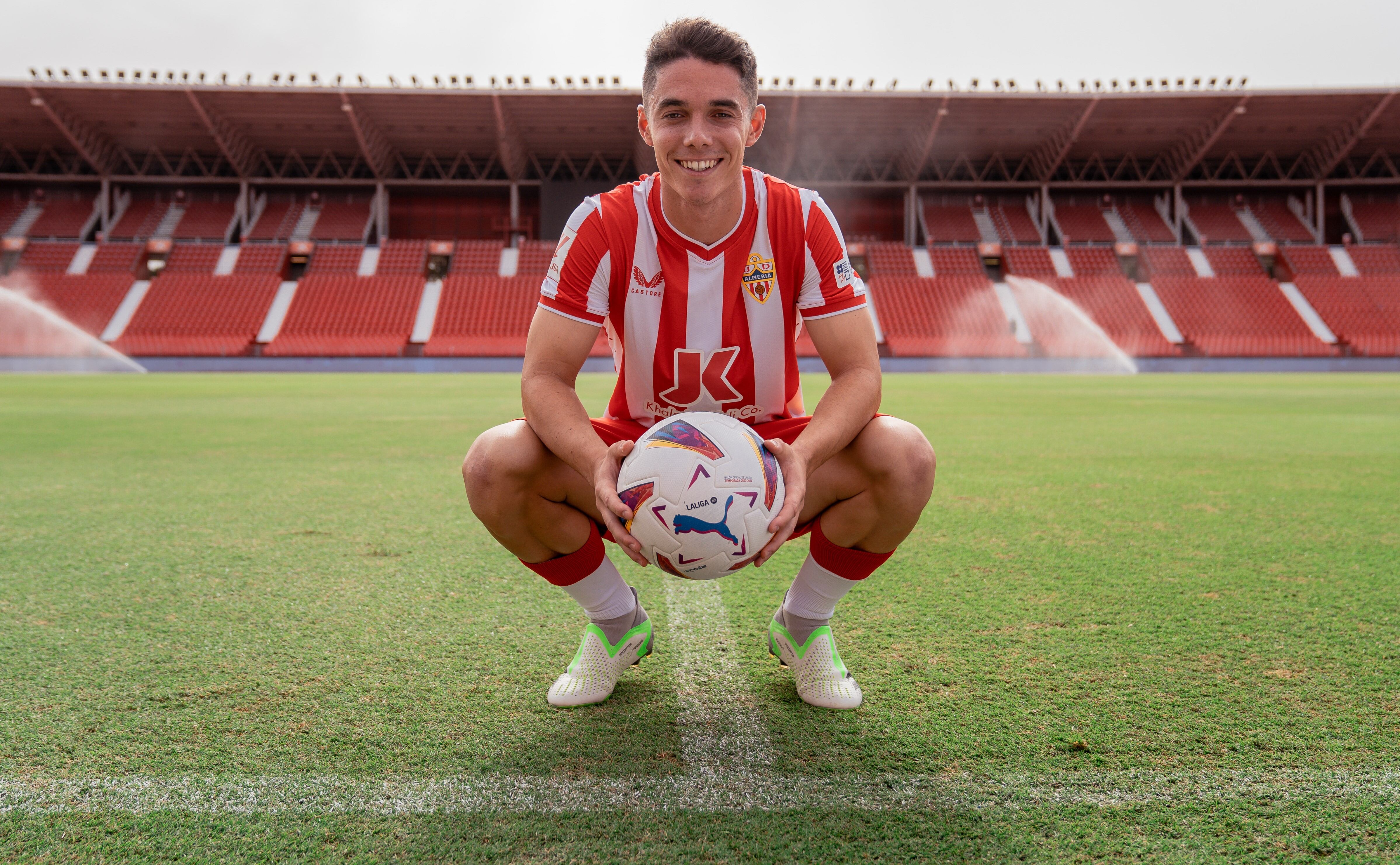 Sergio Arribas posa con su nueva camiseta en el Estadio Mediterráneo.