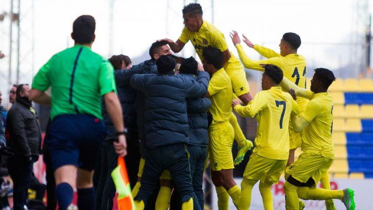 Los jugadores del Villarreal B celebran un gol en el Mini Estadi