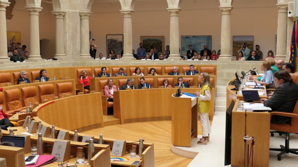 La portavoz del PP, Cristina Maiso, interviene en la segunda sesión del debate de investidura en el Parlamento de La Rioja.