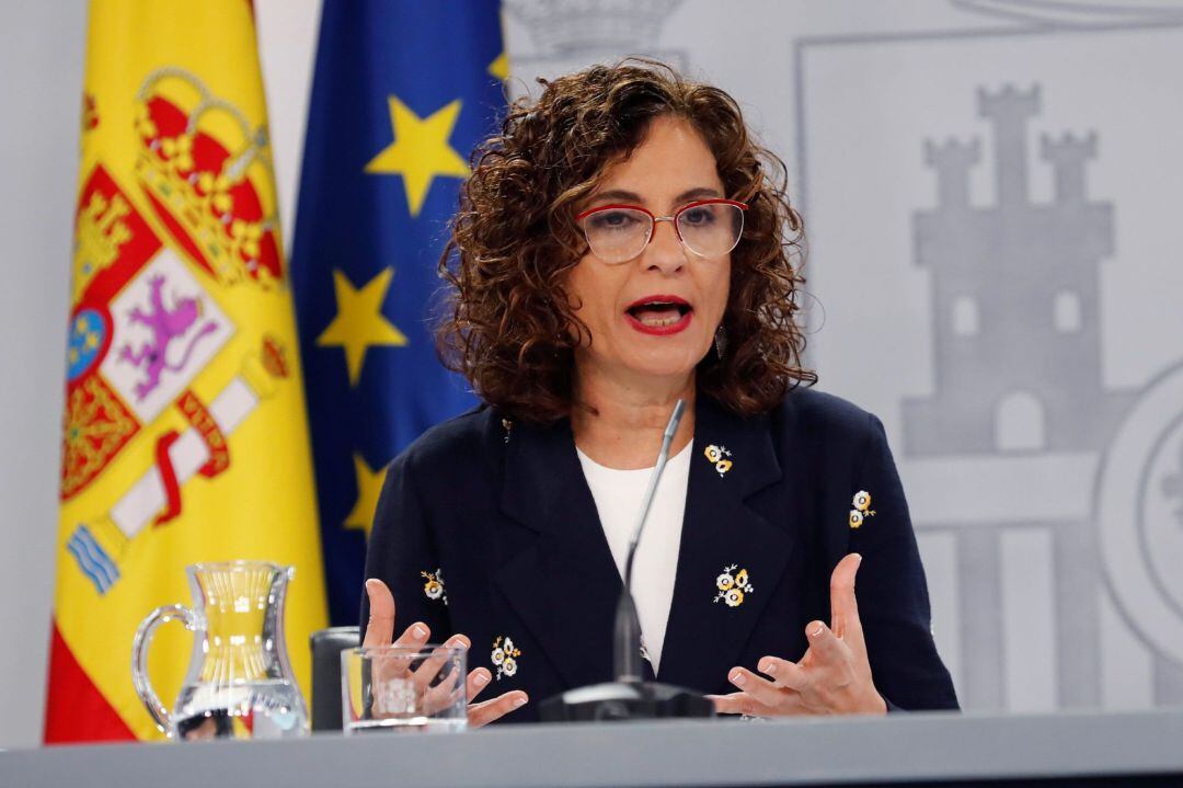 La ministra de Hacienda y portavoz del Gobierno, María Jesús Montero, durante la rueda de prensa tras el Consejo de Ministros extraordinario celebrado, este viernes, en el Palacio de la Moncloa en Madrid.
