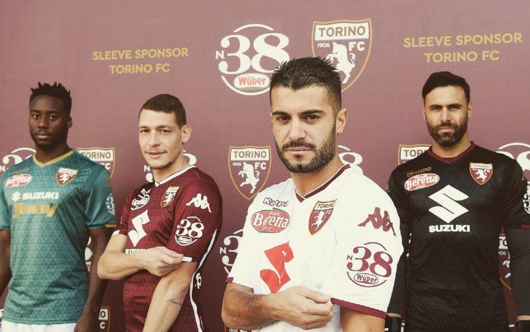 Falque posando con la camiseta del Torino