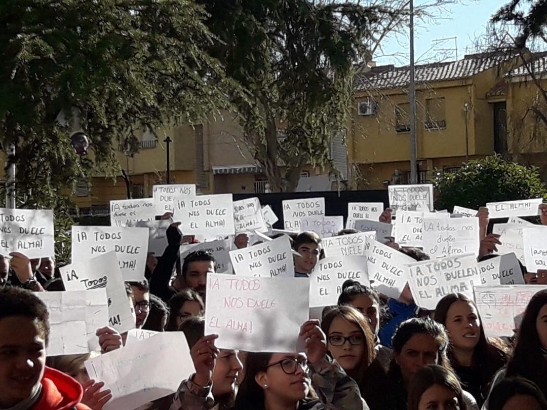 Protesta de alumnos por el asesinato de la joven profesora.