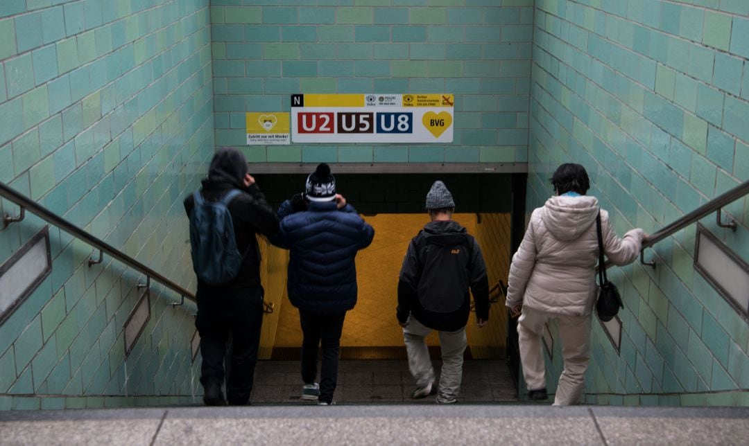 Ciudadanos berlineses entran en una estación del metro.