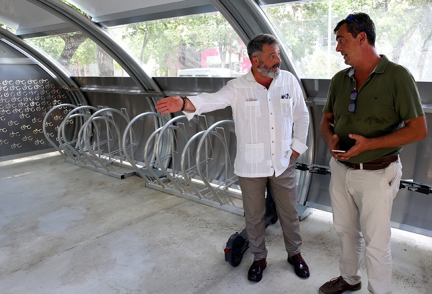 El delegado municipal de Movilidad, Rubén Pérez, en el nuevo aparcamiento de bicicletas