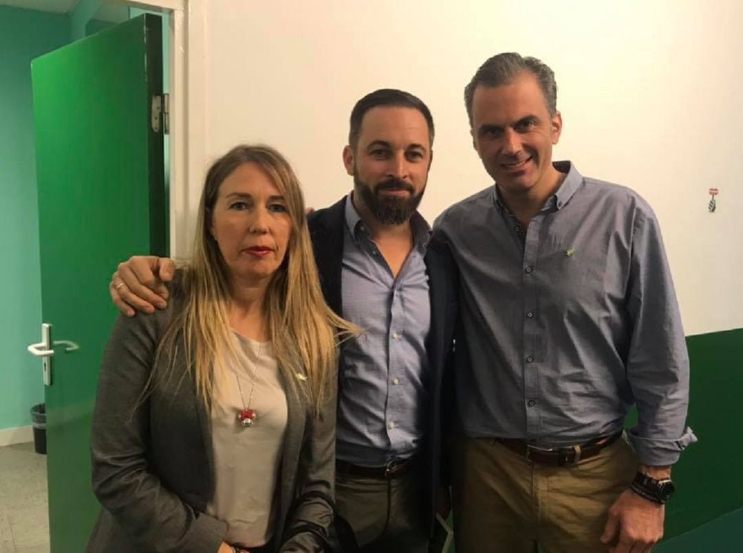 Salud Anguita, presidenta de Vox en Jaén, junto a Santiago Abascal, líder nacional, y Javier Ortega Smith, secretario general.