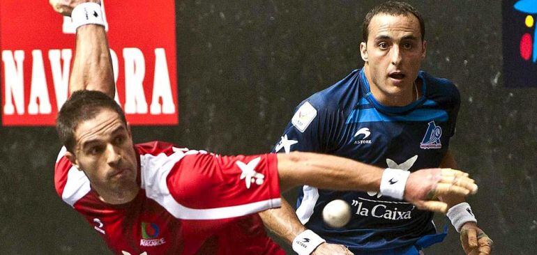 Aimar Olaizola y Juan Martínez de Irujo durante un partido en el frontón Bizkaia de Bilbao