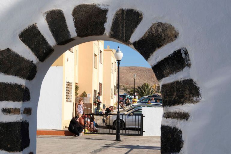 Familiares y agentes de la Guardia Civil en las inmediaciones del domicilio de la localidad de Valle de Santa Inés, en el municipio de Betancuria (Fuerteventura), donde una mujer de 21 años ha sido encontrada muerta con signos de violencia.