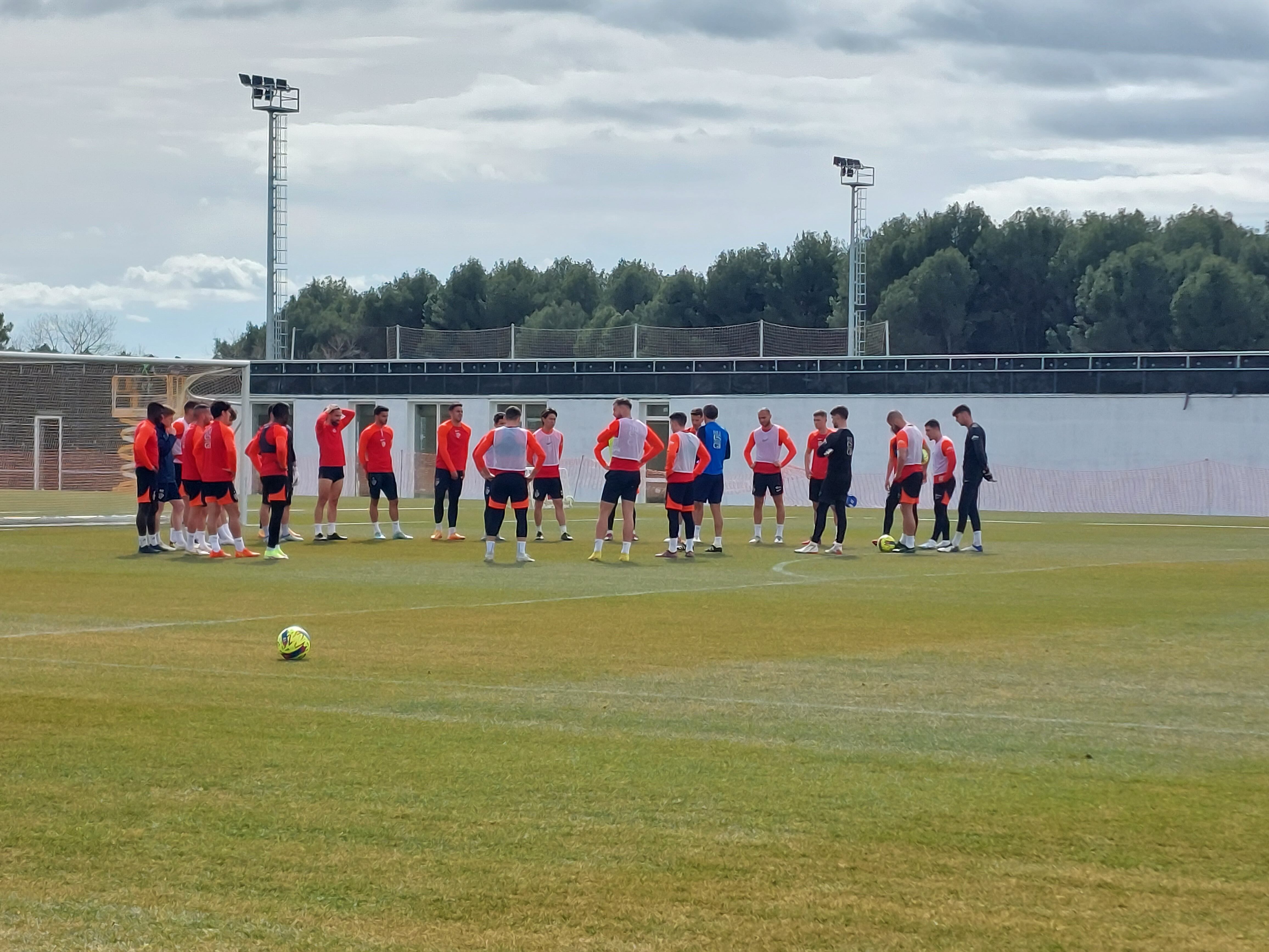 Ziganda habla con los jugadores durante un entrenamiento