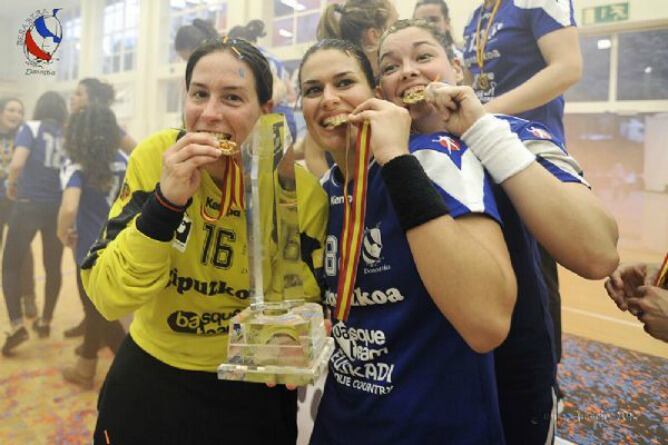 Ana temprano, junto a sus compañeras, María Nuñez y Silvida Ederra, quiere volver a ganar la Supercopa