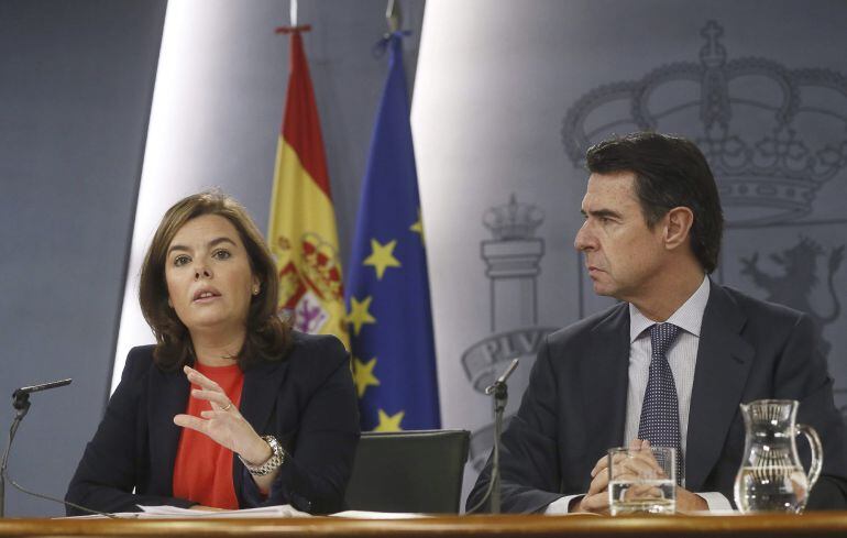 La vicepresidenta del Gobierno, Soraya Sáenz de Santamaría, y el ministro de Industria, Energía y Turismo, José Manuel Soria, durante la rueda de prensa tras la reunión del Consejo de Ministros