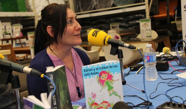 Adriana García, autora de ‘Edriel y el trébol de las seis hojas', durante la emisión de Rincón Literario