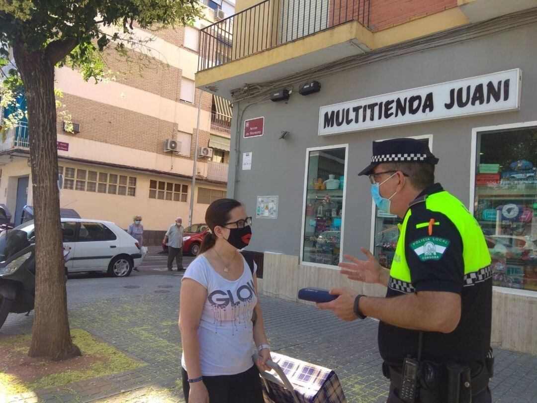 Un agente de Policía Local informa a una ciudadana de las medidas anti-covid