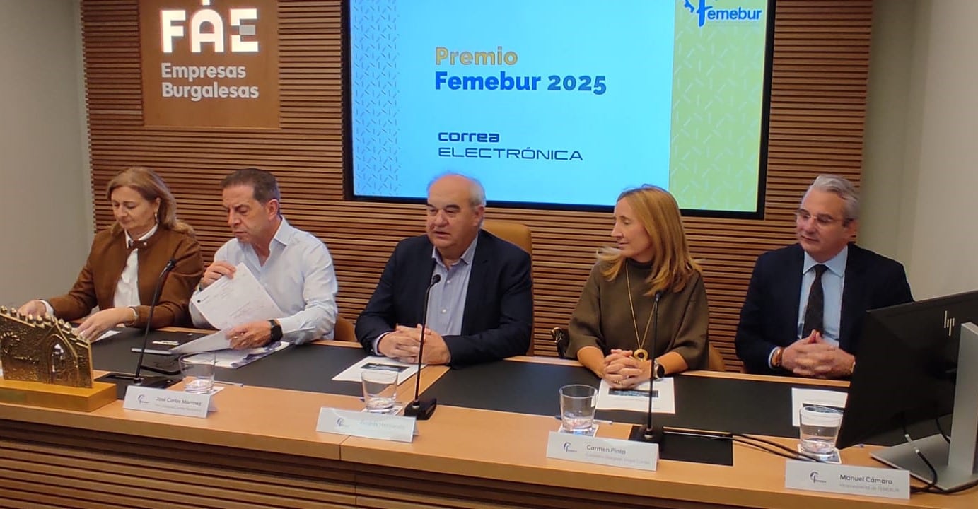 Presentación del Premio Femebur 2025. En el centro, Andrés Hernando, presidente de la Federación del Metal de Burgos. A su derecha, José Carlos Martínez, CEO y Director Industrial de Correa Electrónica. / Foto: Radio Castilla