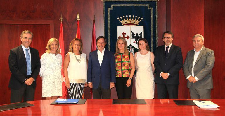 Firma del convenio entre el ayuntamiento de Alcobendas y las entidades de conservación de las urbanizaciones