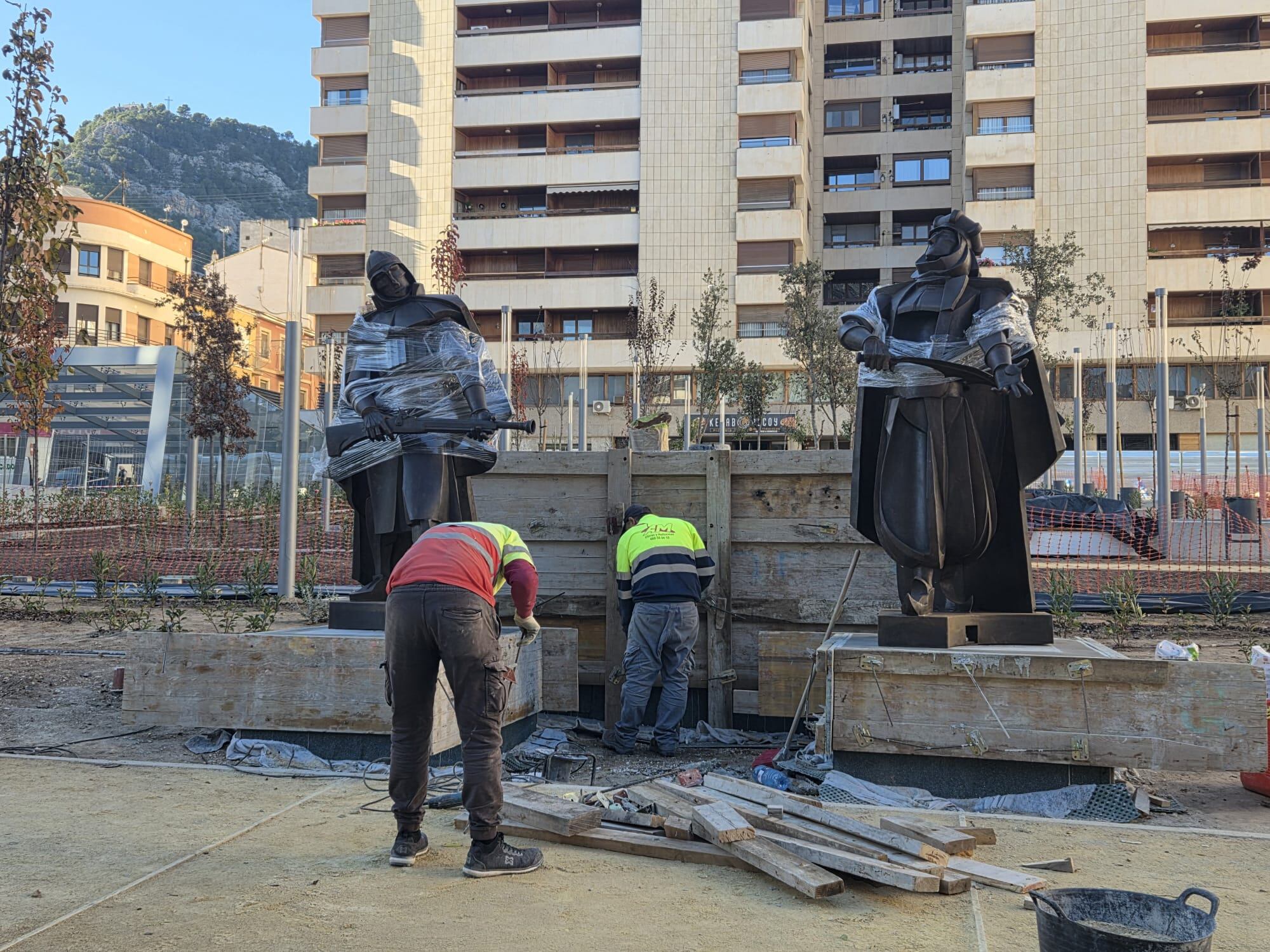 Las figuras del moro y el cristiano de la escultura de José Gonzalvo ya están en la Rosaleda.