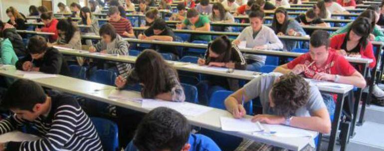 Alumnos se examinan de selectividad