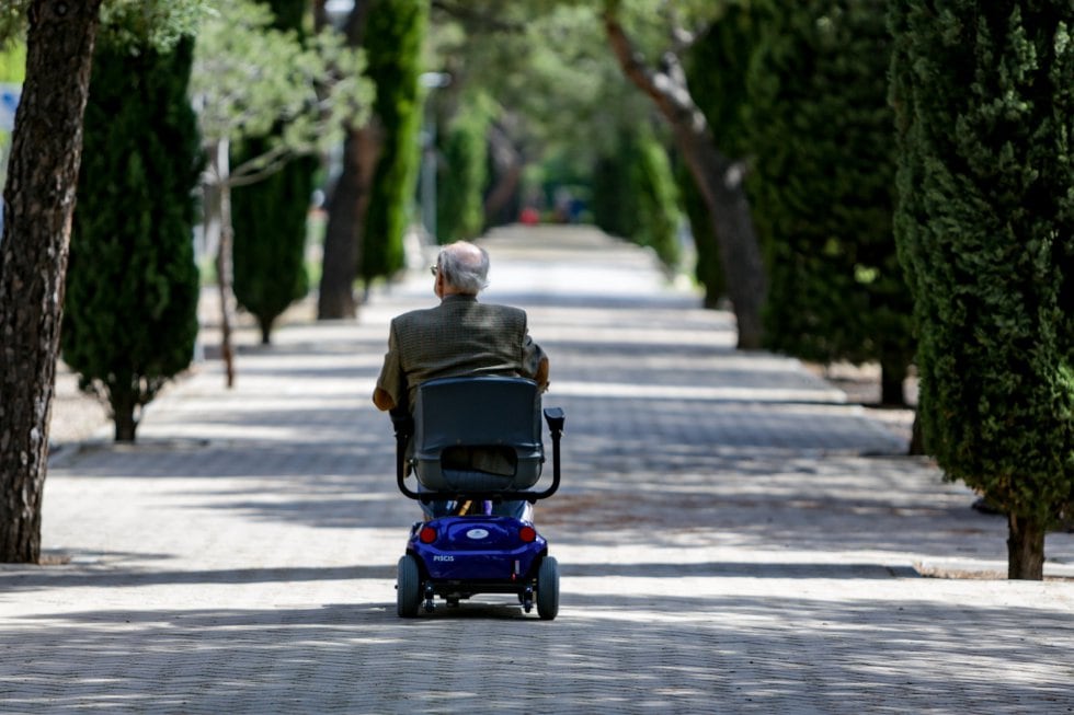 Un anciano en silla de ruedas eléctrica en un parque en el primer día en que los españoles pueden salir de casa a pasear y hacer ejercicio al aire libre, pero solo en determinadas franjas horarias, divididos por edades, en el mismo municipio de residencia