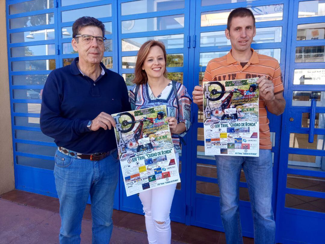 Diego Tirado, representante del Motoclub Ronda, club organizador del evento, junto a la delegada en funciones de Deportes y el piloto Manuel Melgar