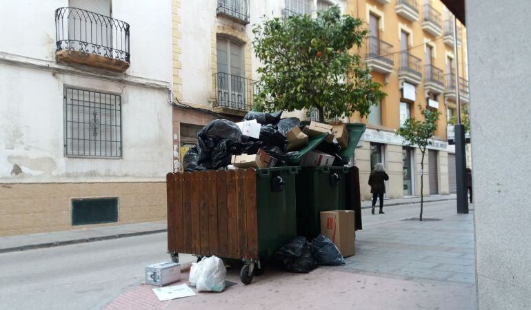 Contenedor ubicado al inicio de la Calle General Fresneda (esquina Antonio NIeto)