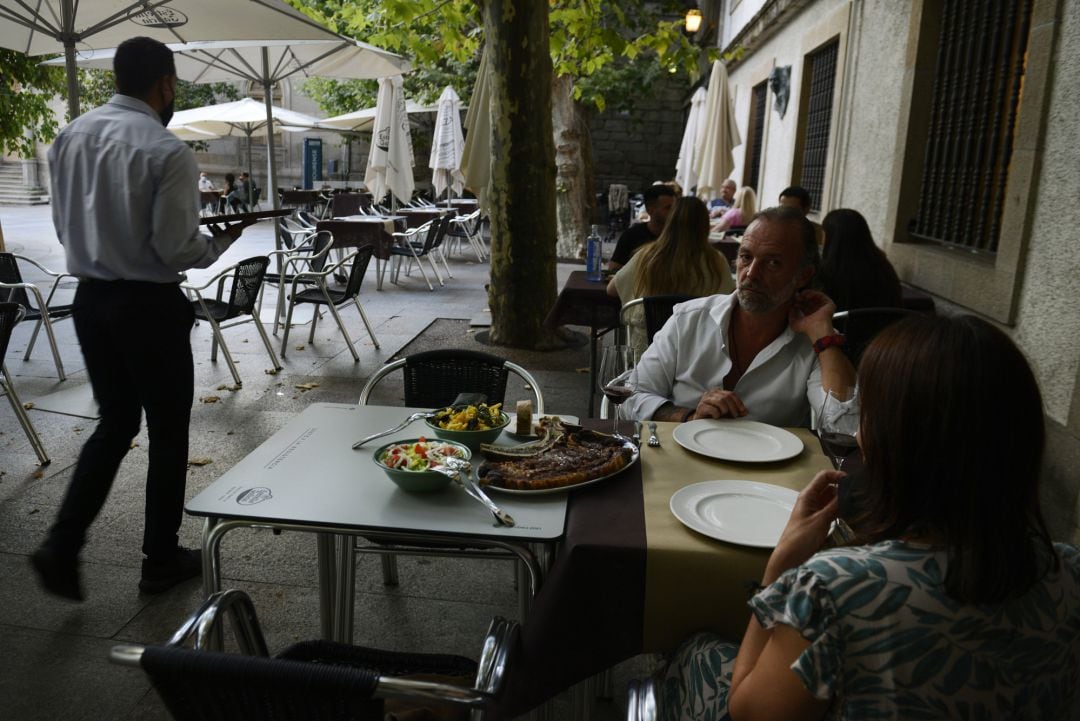 Turistas comiendo en un restaurante