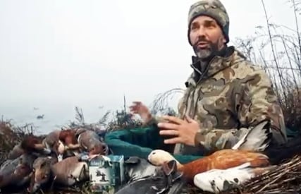 El hijo mayor de Trump, cazando aves en una laguna de Venecia.