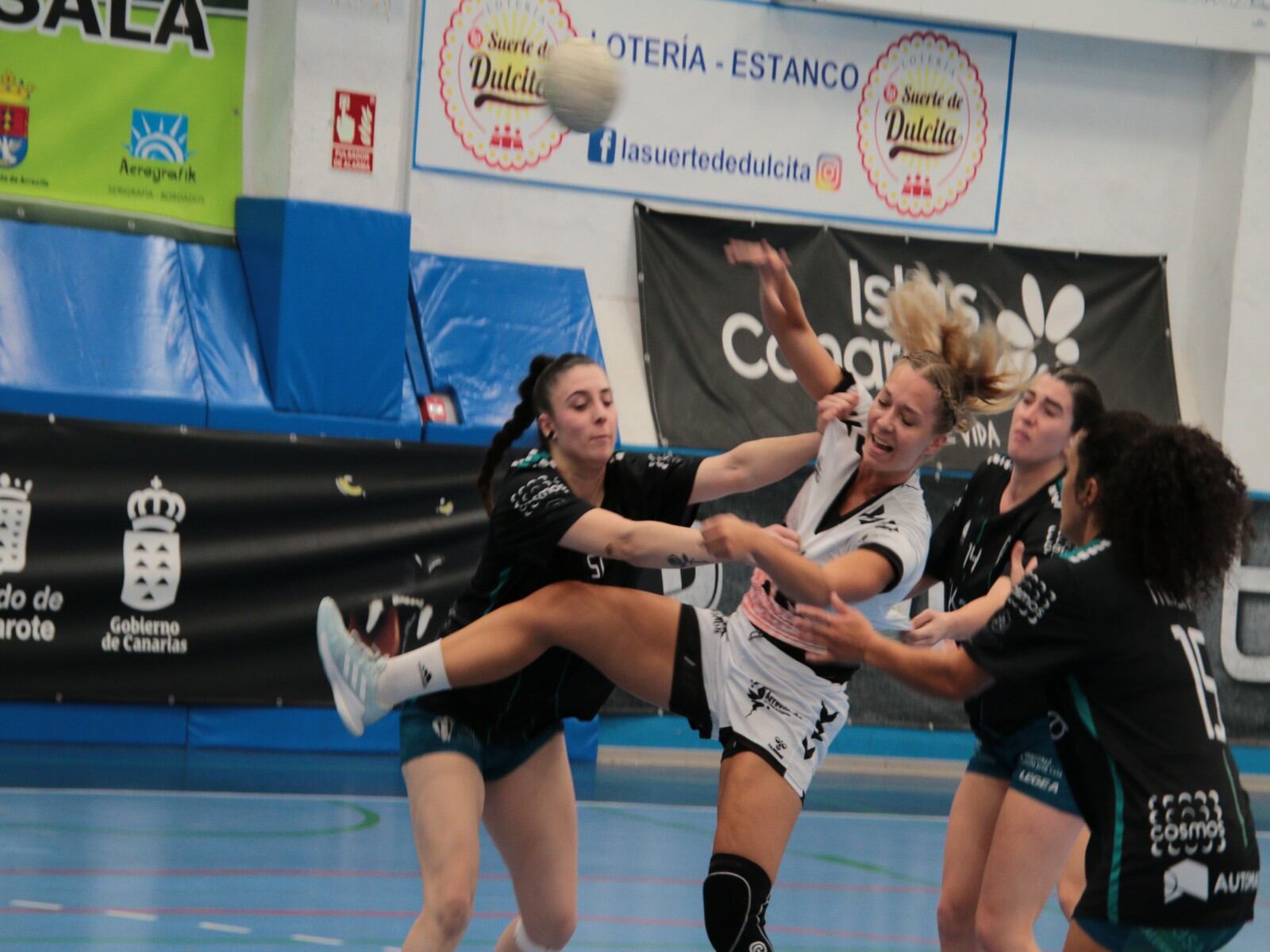 Jugadoras del CICAR Lanzarote Ciudad de Arrecife intentando frenar un ataque rival.