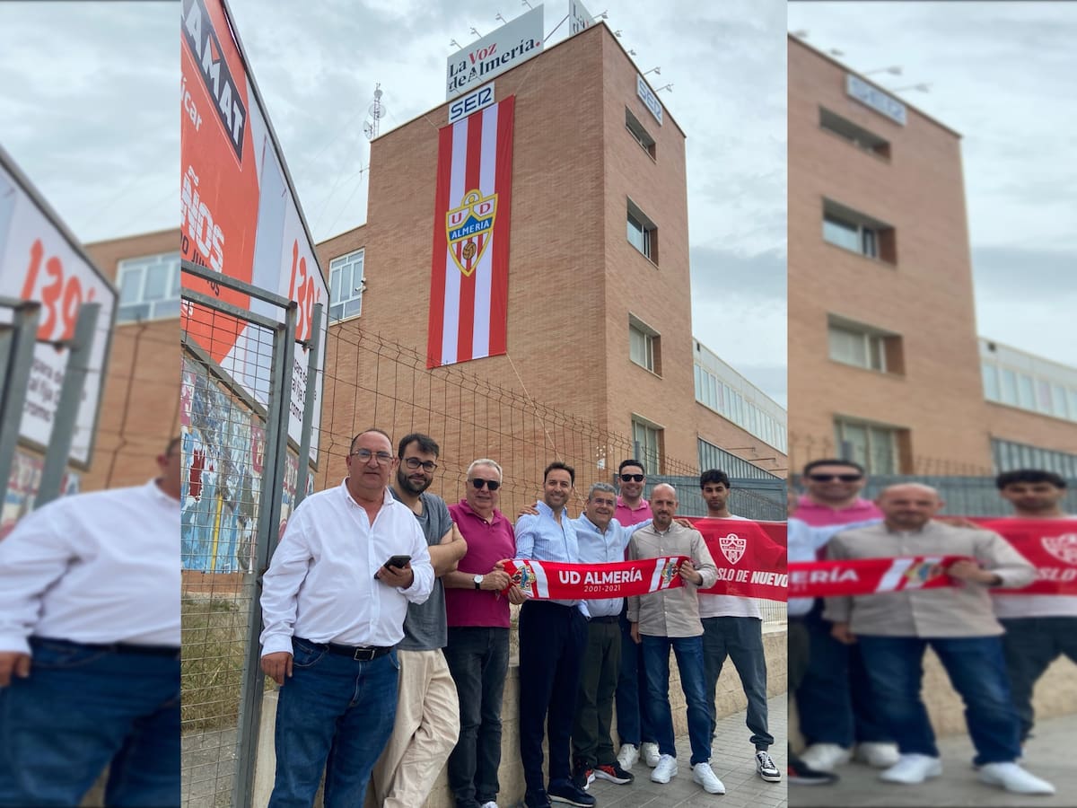 Una bandera gigante del Almería ya luce en el edificio de LA VOZ y Cadena SER