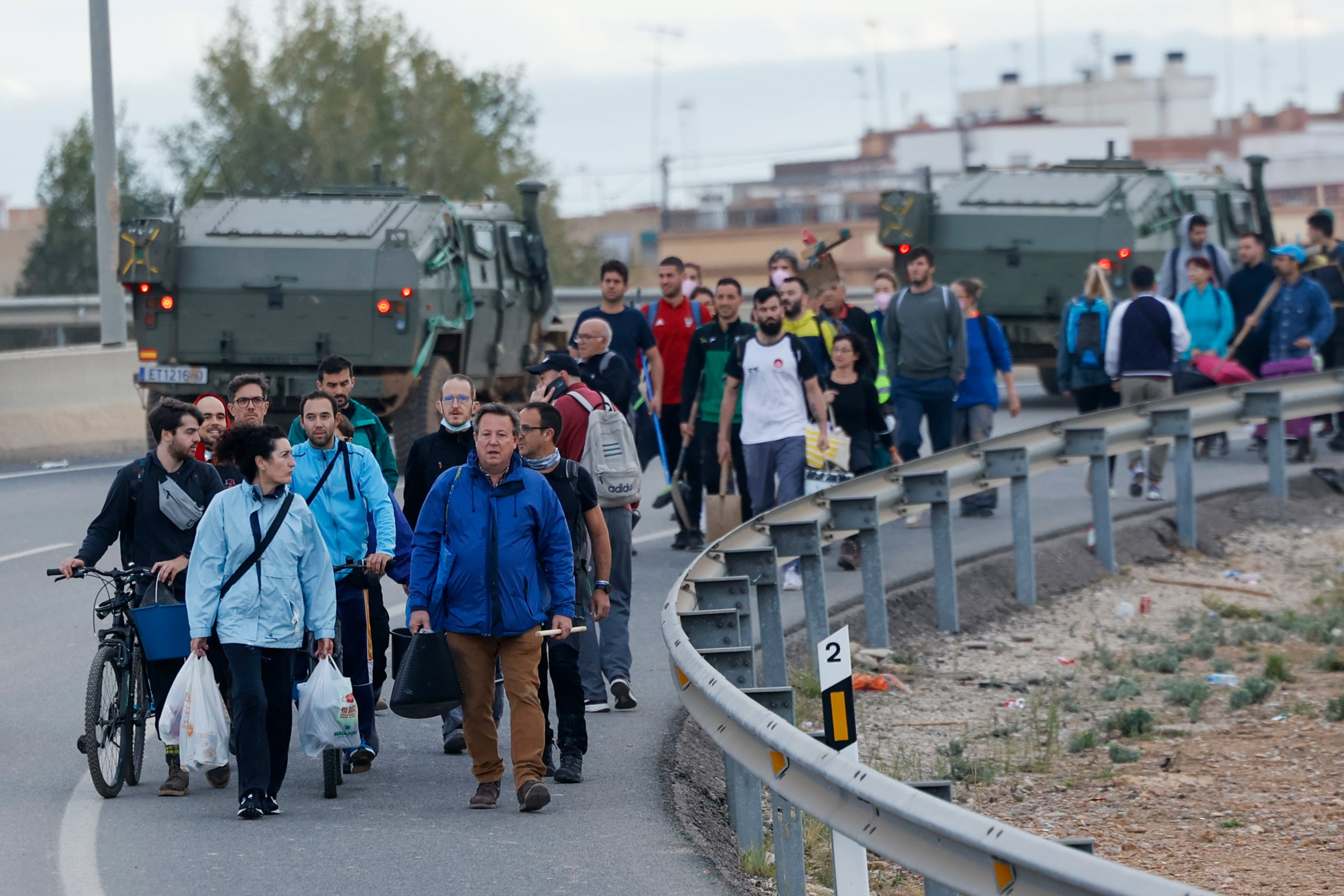 VALENCIA, 03/11/2024.- Voluntarios salen desde Valencia en dirección a Paiporta para colaborar en las labores de limpieza y reconstrucción de las zonas afectadas por la dana, este domingo. EFE/Biel Aliño
