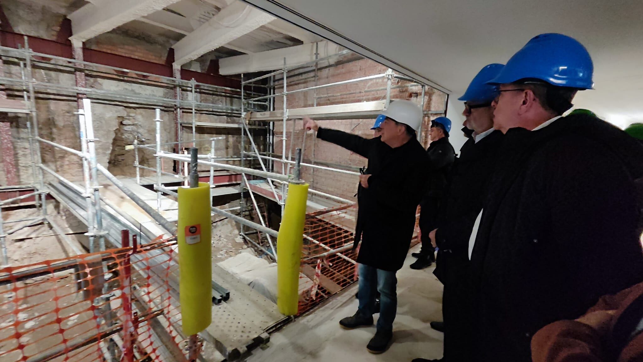 La visita de l'alcalde i la resta d'autoritats a les obres del nou Morera han fet parada a les restes arqueològiques de les adoberies medievals, que seran visitables. a la planta baixa de l'edifici