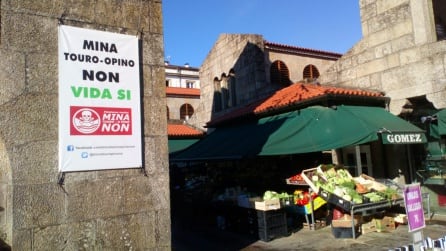 Pancarta de protesta de la Plataforma MIna Touro-O Pino Non situada en la Plaza de Abastos de Santiago de Compostela