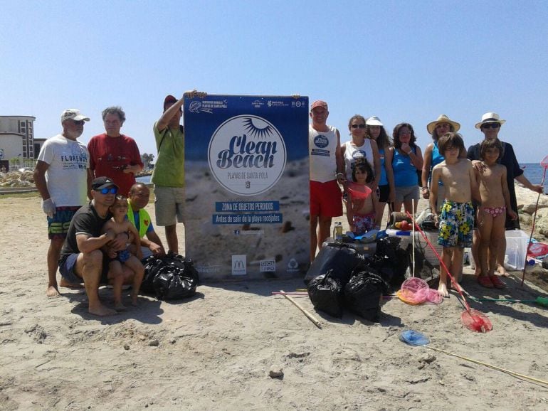 Un grupo de voluntarios tras una jornada de limpieza 