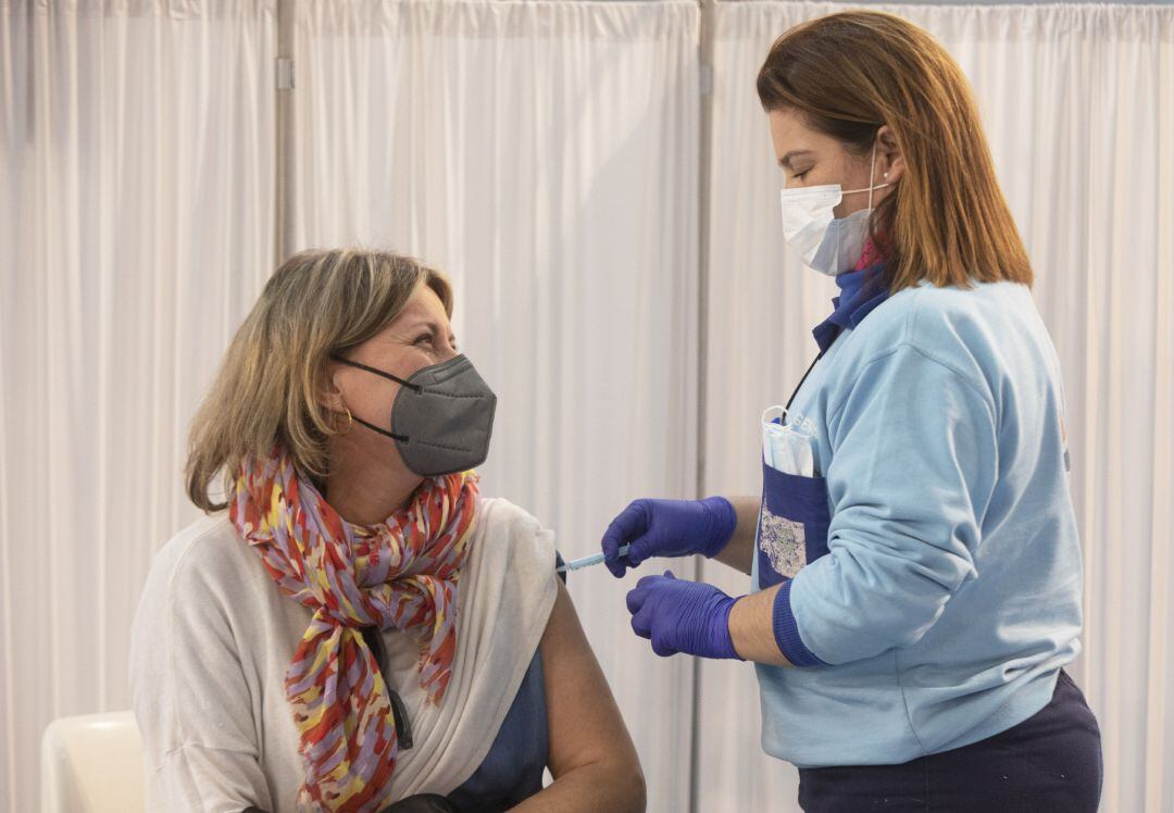 Una mujer recibe una dosis de la vacuna contra la COVID-19 de AstraZeneca