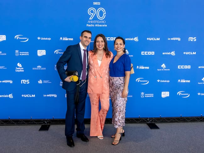 Los periodistas de Radio Albacete, Juanma Sevilla y Cristina Castellanos, junto con la directora de contenidos de Cadena SER Castilla-La Mancha, Gema Molina.