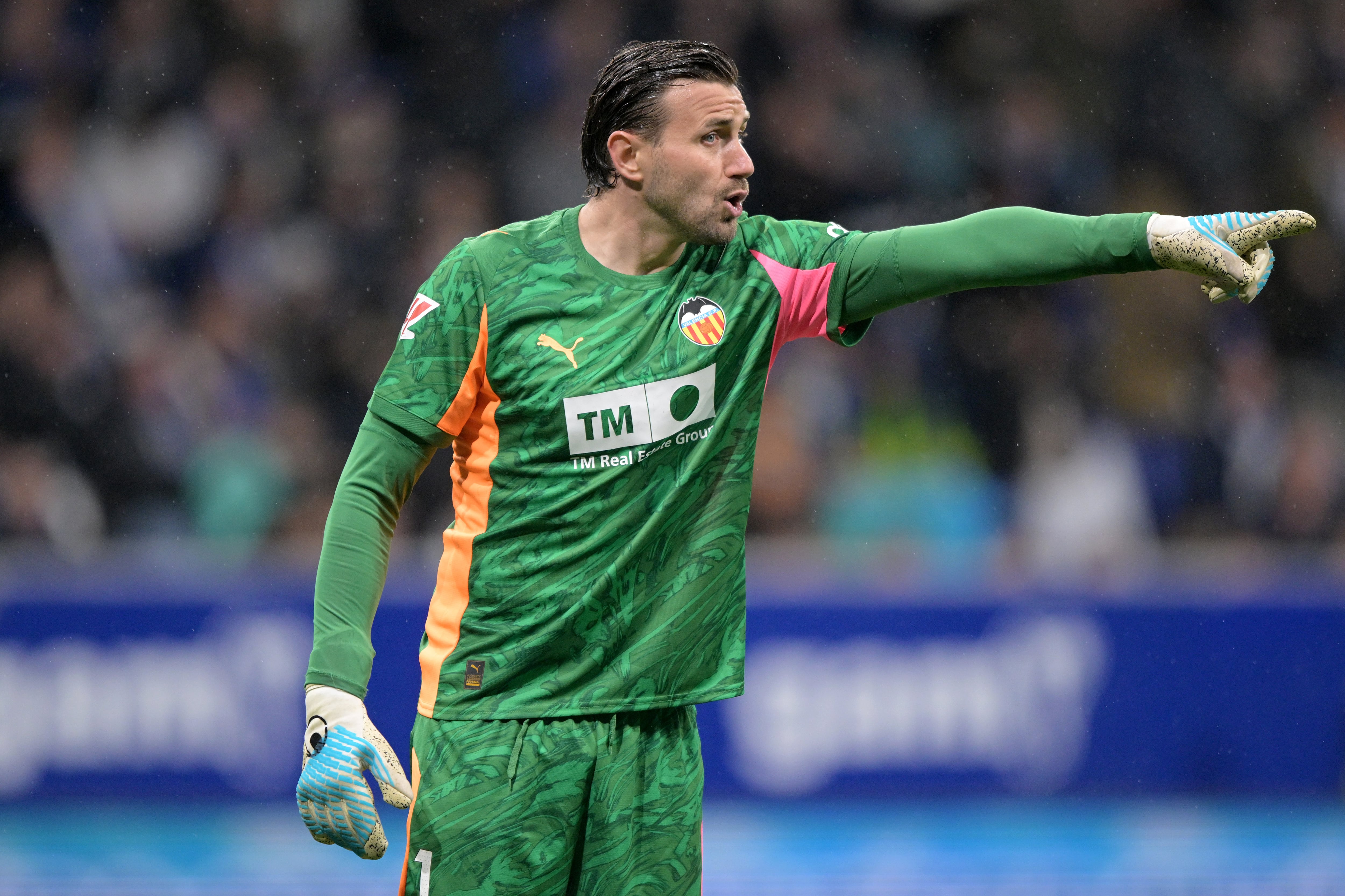 Stole Dimitrievski, totalmente asentado en la portería del Valencia (Cesar Ortiz Gonzalez /Soccrates/Getty Images).