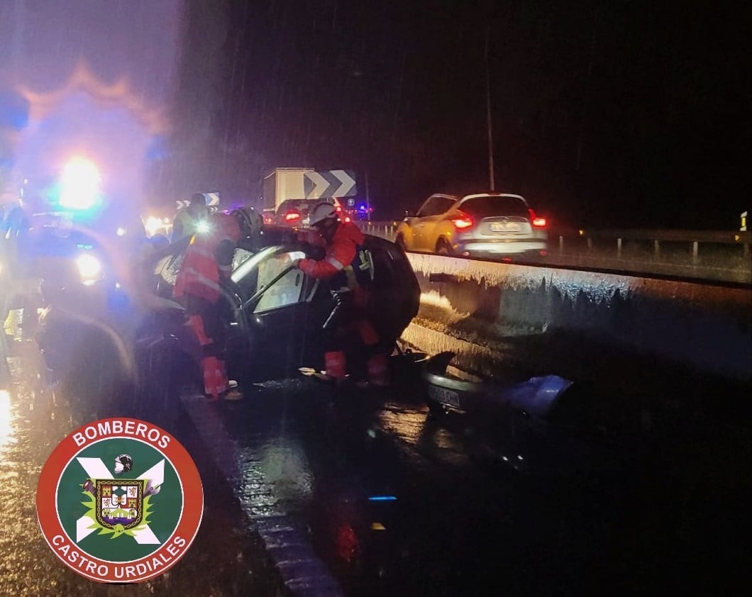 Los bomberos intervinieron en la carretera.