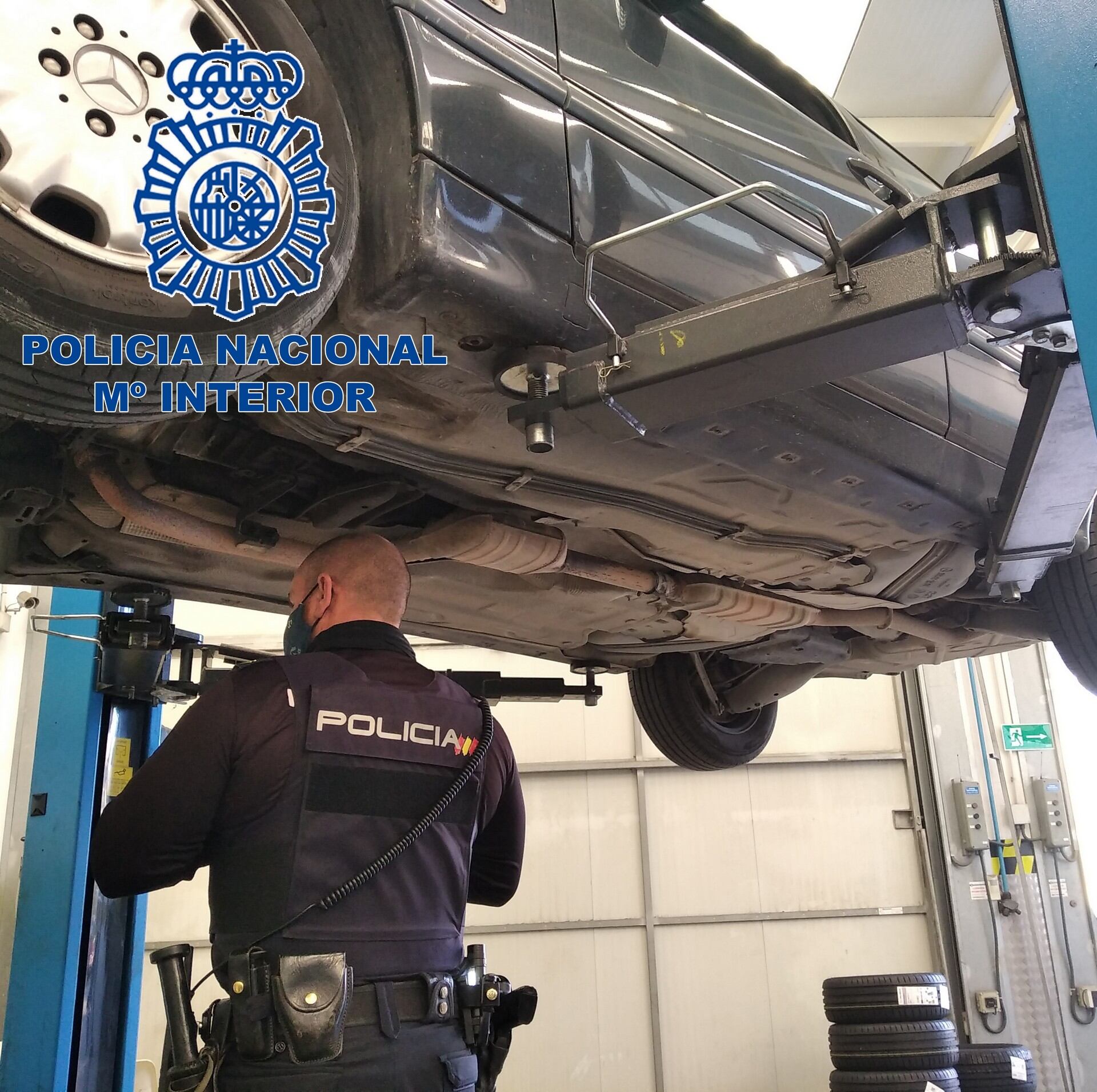 Un agente de la Policía Local con uno de los vehículos en los que los arrestados intentaron robar el catalizador.