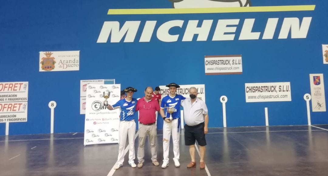 La pareja Labaka-Aldave, posan con sus txapelas y trofeos como campeones del Parejas de Garfe en el frontó Michelín de Aranda de Duero.