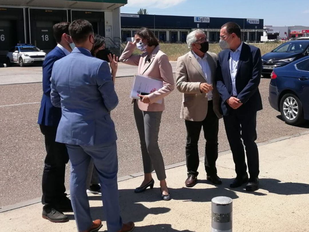  La Ministra Reyes Maroto -en el centro e la imagen con la chaqueta rosa- durante su visita a Benavente en la mañana de este lunes