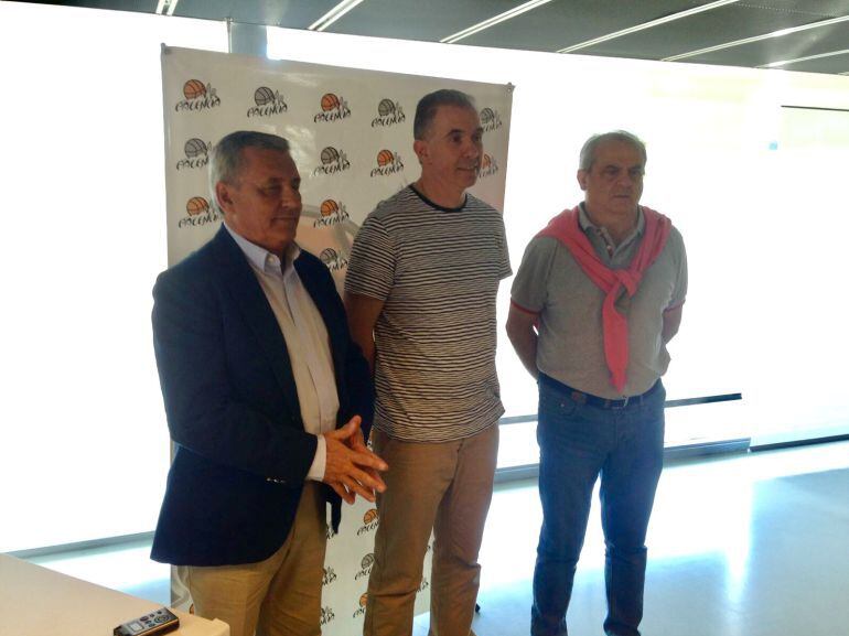 Joaquín Prado con el vicepresidente y el presidente de Palencia Baloncesto el día de su presentación hace seis meses y un día.