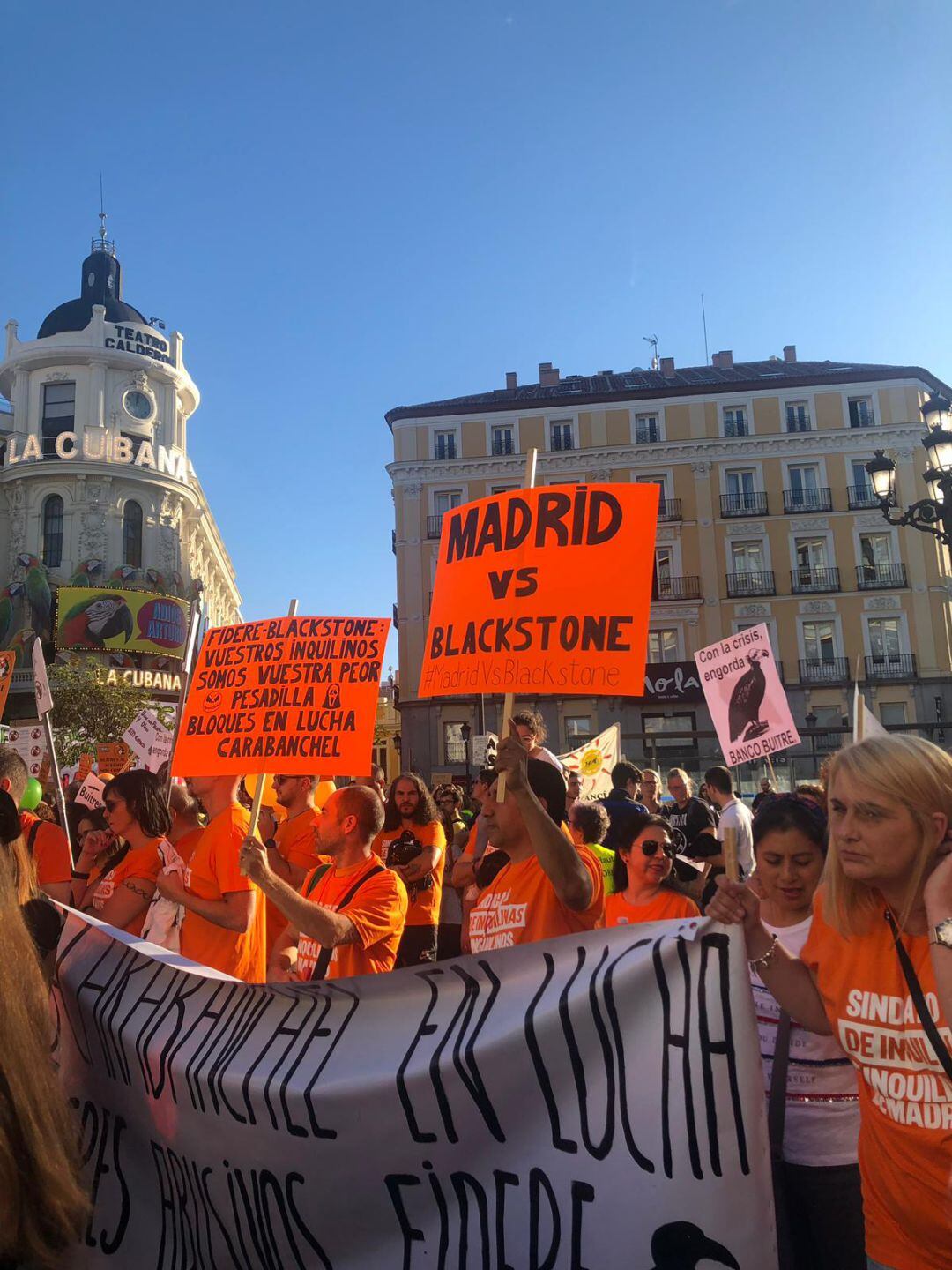 Afectados por la subida del alquiler se manifiestan en la Plaza de Jacinto Benavente