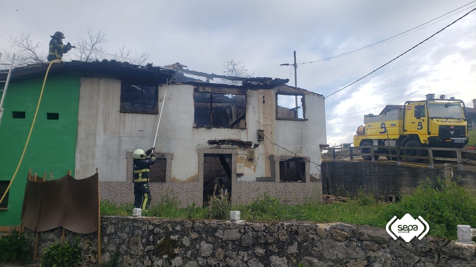 Las llamas han afectado al inmueble por completo pero se ha logrado evitar su propagación a otros edificios.