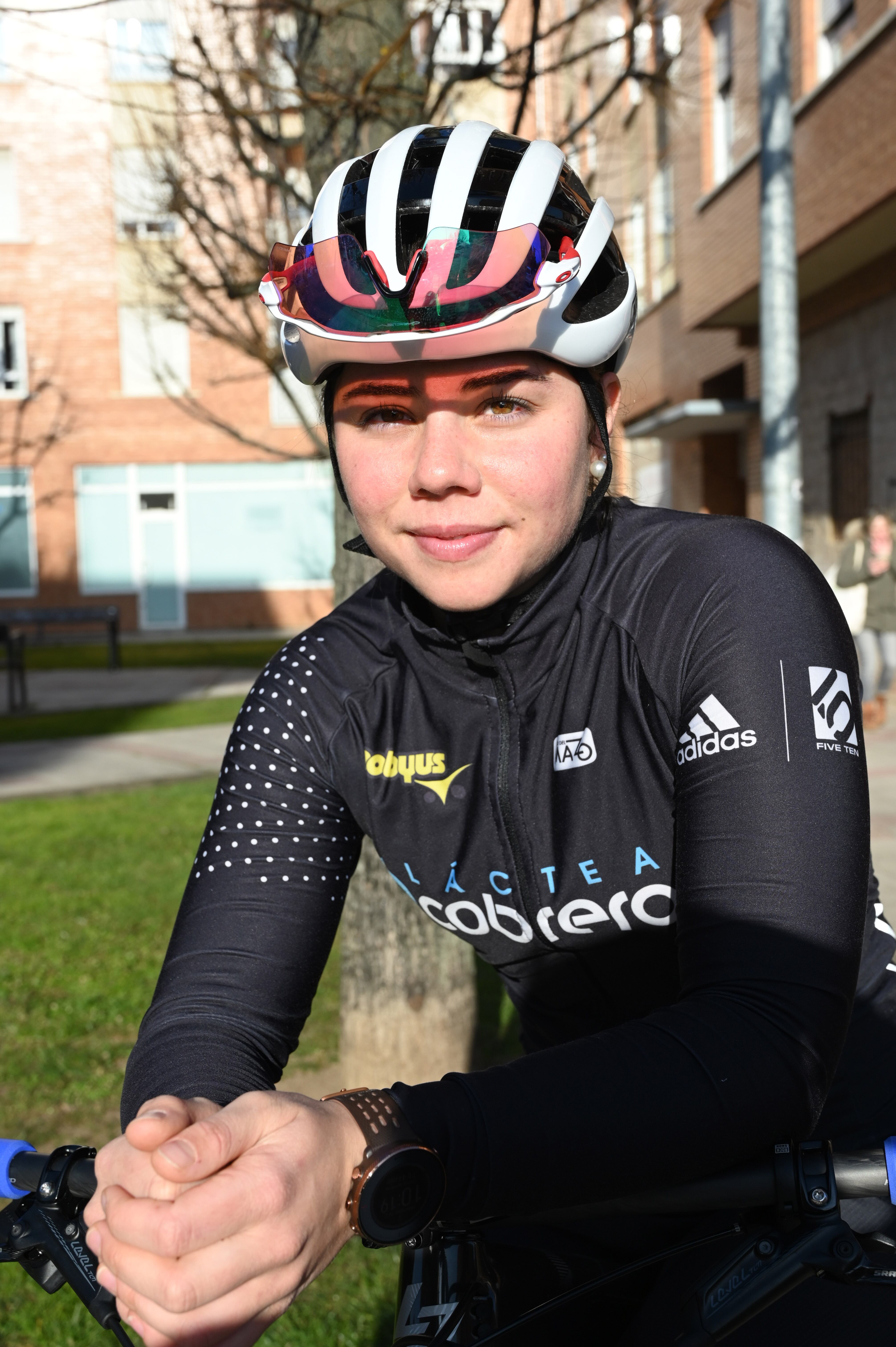 GRAF5235. LEÓN, 17/02/2023.- La corredora zamorana (Benavente) Sara Yusto Sánchez, triple campeona de España de ciclismo enduro, modalidad que está multiplicando en los últimos años su número de practicantes, aspira, no solo a convertirse en enfermera sino también a poder ser profesional en esta especialidad que lleva practicando toda la vida. Sus inicios tempranos, auspiciados por su progenitor, le llevaron a compatibilizar, desde muy pequeña -tan solo dos años-, la bicicleta, en la que perdió el miedo a las dos ruedas, con las motos, en un binomio que mantuvo desde su infancia. EFE/ J. Casares