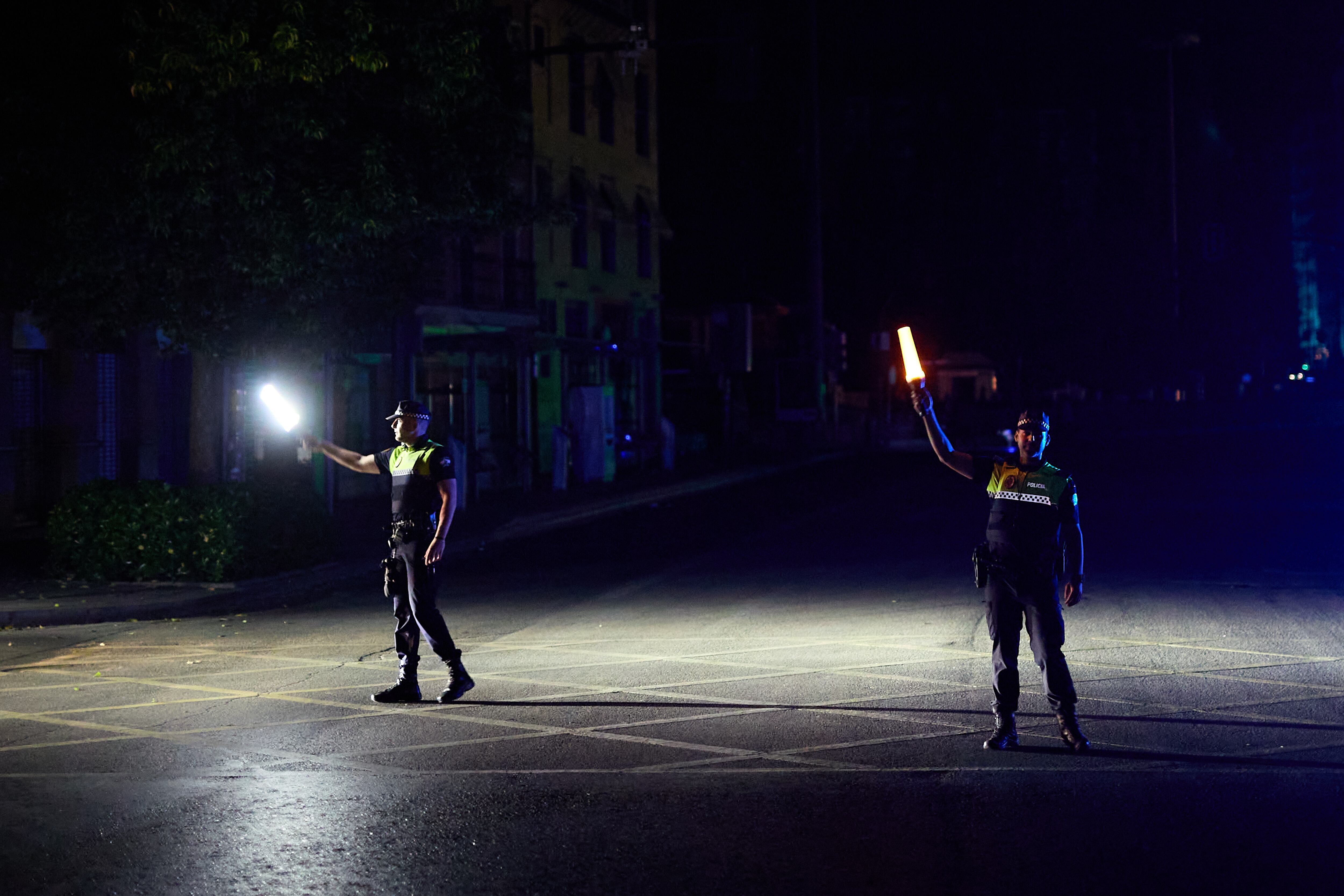 Dos policías durante el apagón en Granada, España, el 28 de abril de 2025. Fermín Rodríguez/NurPhoto.