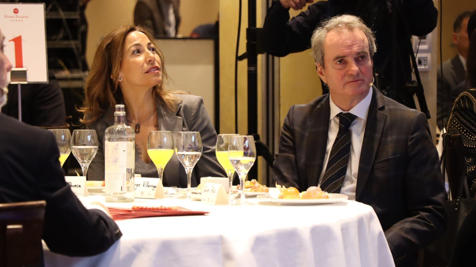 Alcaldesa del Ayuntamiento de Zaragoza, Natalia Chueca y Jorge Villarroya, presidente de la Cámara de Comercio de Zaragoza