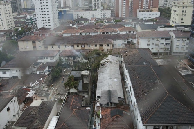 Vista del lugar en el que una aeronave se estrelló en el área residencial Na Rua Vahia de Abreu, en Santos