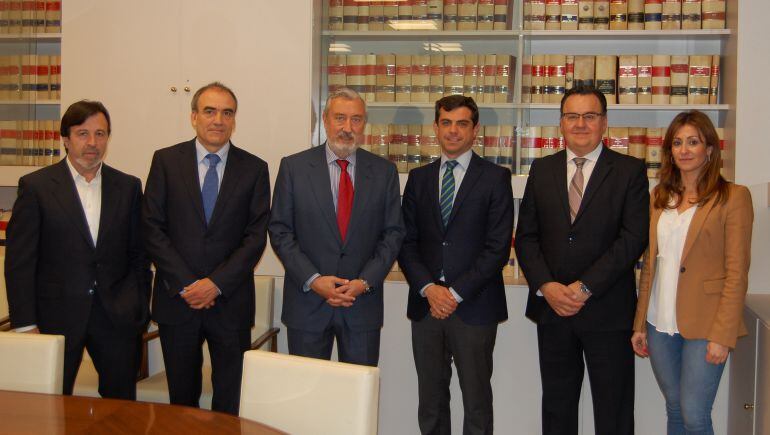 El alcalde de Albacete, los presidentes de FEDA y ADECA y la concejal Rosa González, con el secretario de Estado