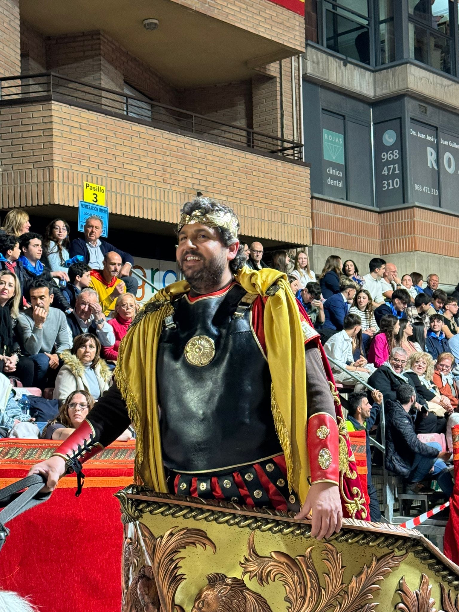 El presidente de la Región de Murcia, Fernando López Miras, encarnando al emperador romano Teodosio durante los desfiles bíblico pasionales de la Semana Santa de Lorca